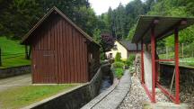 Blick auf den Eselsteiggrabenbach bei einen Gehft in Phra